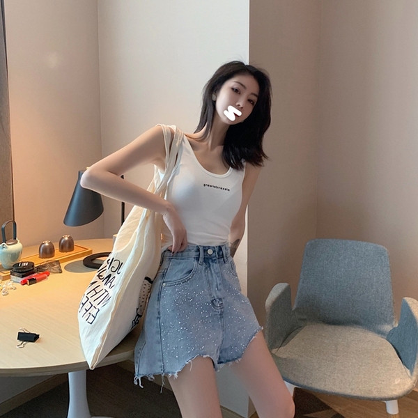 Pantaloni scurți moderni de damă cu talie înaltă și pietre