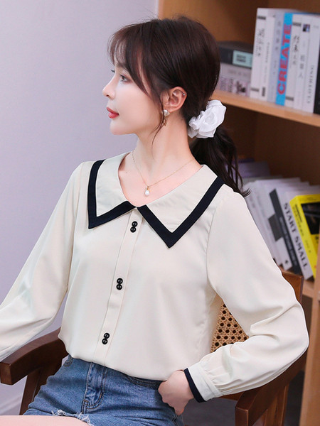 Alkalmi női ing gombokkal és ovális nyakkivágással bézs színben