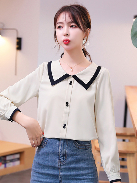 Alkalmi női ing gombokkal és ovális nyakkivágással bézs színben