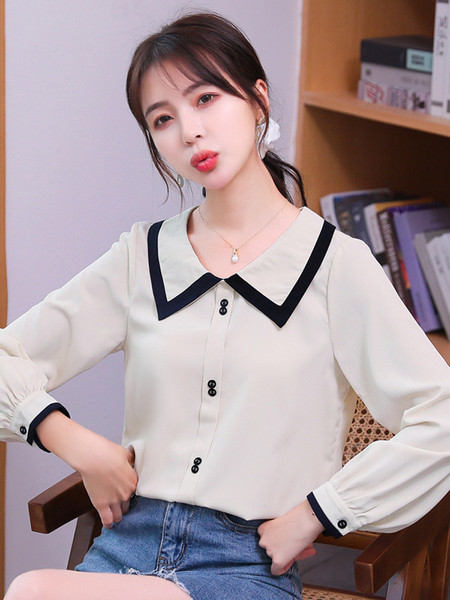 Alkalmi női ing gombokkal és ovális nyakkivágással bézs színben