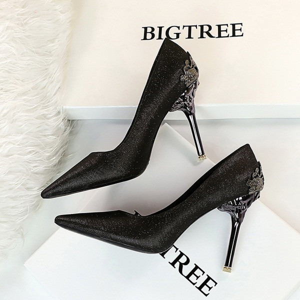 Elegáns női cipő magassarkúval és fém elemmel