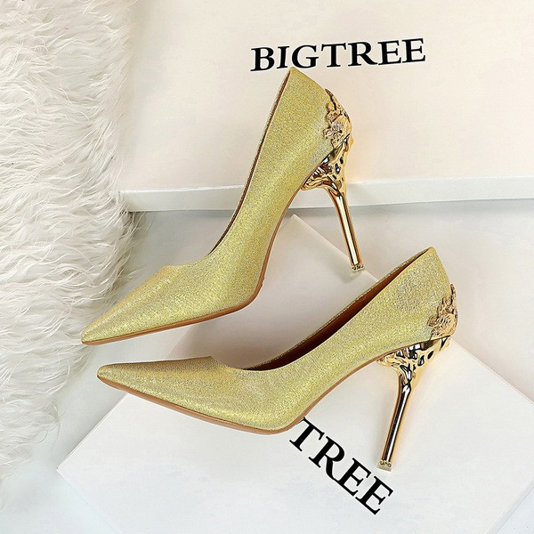 Elegáns női cipő magassarkúval és fém elemmel