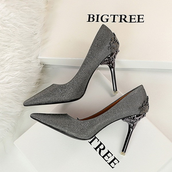 Elegáns női cipő magassarkúval és fém elemmel