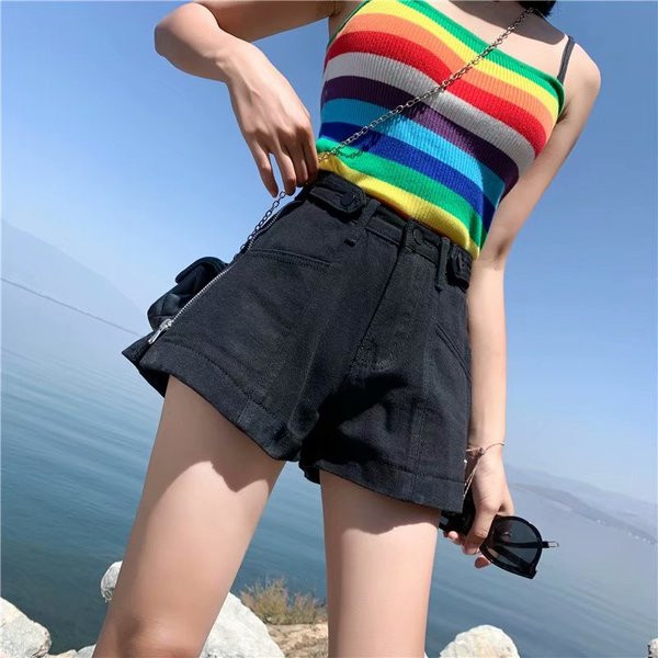 Mūsdienīgi sieviešu šorti ar rāvējslēdzēju sānos