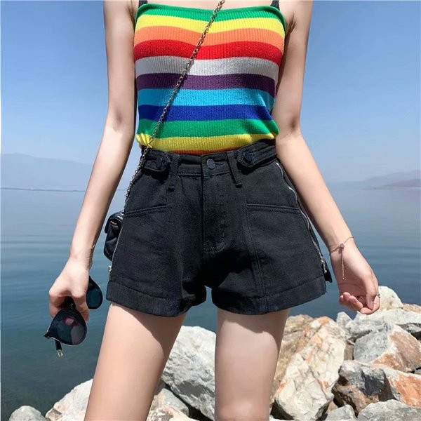 Mūsdienīgi sieviešu šorti ar rāvējslēdzēju sānos