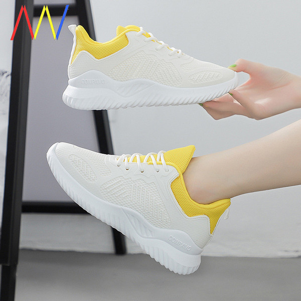 Sportimiseks ja igapäevaeluks sobivad naiste tekstiilist tossud