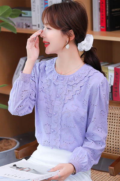 Alkalmi női ing hímzéssel és ovális nyakkivágással, lila és fehér színben