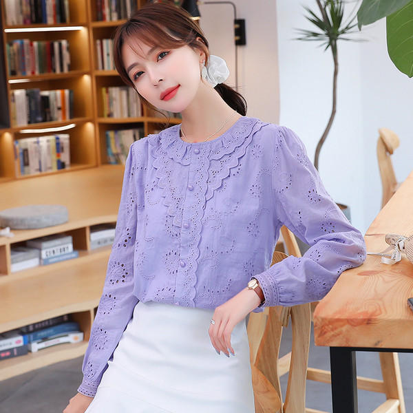 Alkalmi női ing hímzéssel és ovális nyakkivágással, lila és fehér színben