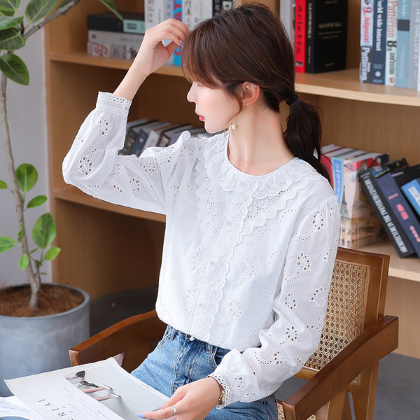 Alkalmi női ing hímzéssel és ovális nyakkivágással, lila és fehér színben