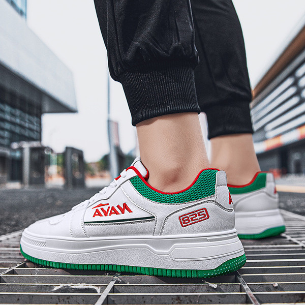 Alkalmi férfi tornacipő felirattal, lapos talppal