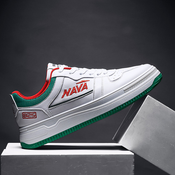 Alkalmi férfi tornacipő felirattal, lapos talppal