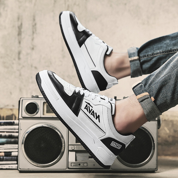 Alkalmi férfi tornacipő felirattal, lapos talppal