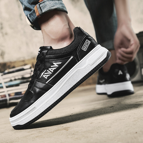 Alkalmi férfi tornacipő felirattal, lapos talppal