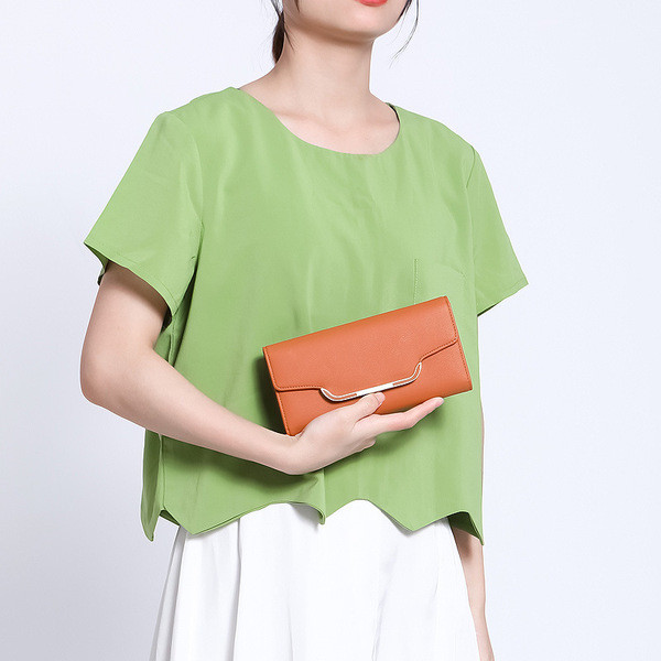 Eko bőrből készült női pénztárca fém rögzítéssel