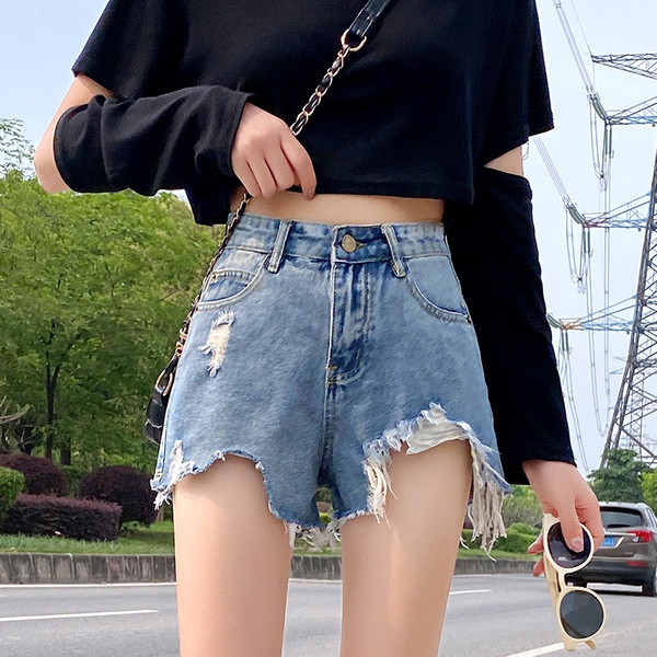 Modern női rövidnadrág kivágásokkal, magas derékkal