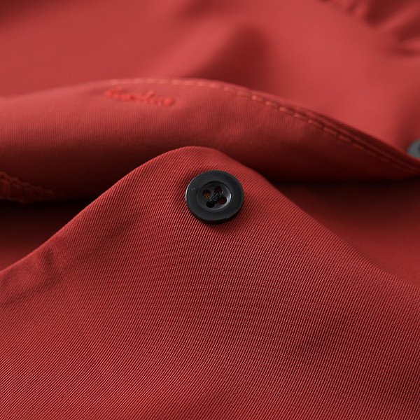 Jauna modeļa sieviešu krekls ar V-veida kakla izgriezumu un garām piedurknēm