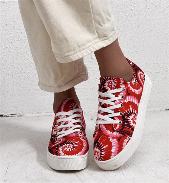 Modern női tornacipő fűzős, színes mintával