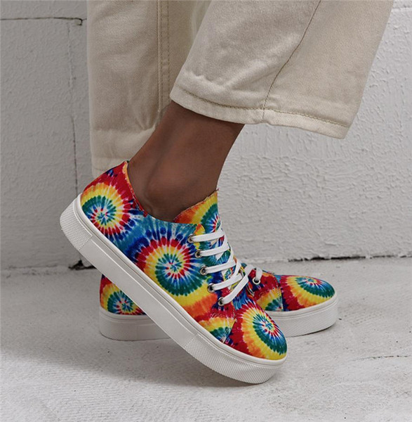 Modern női tornacipő fűzős, színes mintával