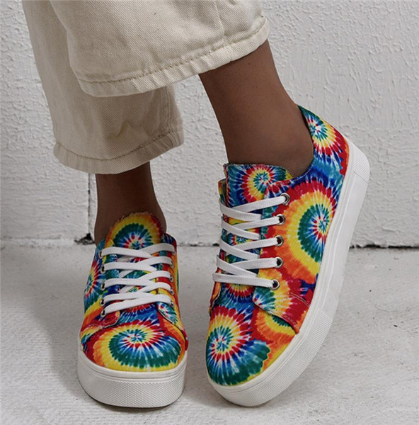 Modern női tornacipő fűzős, színes mintával