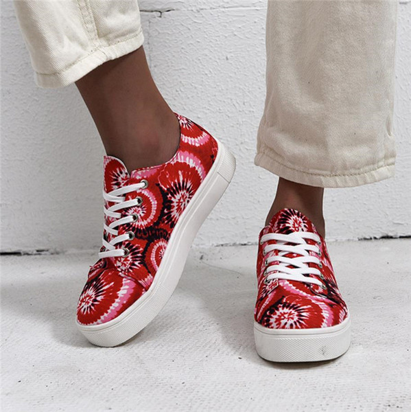 Modern női tornacipő fűzős, színes mintával