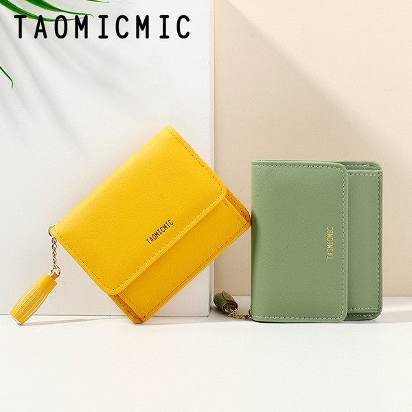 Kis női pénztárca bojttal és fém csattal