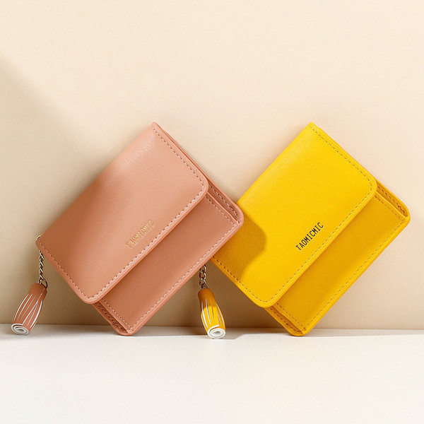 Kis női pénztárca bojttal és fém csattal