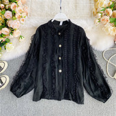 Alkalmi női ing fehér és fekete gombokkal