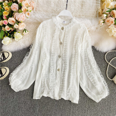 Alkalmi női ing fehér és fekete gombokkal