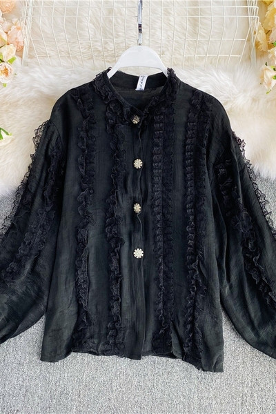 Alkalmi női ing fehér és fekete gombokkal