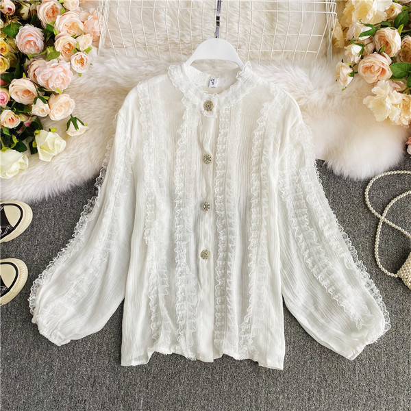 Alkalmi női ing fehér és fekete gombokkal