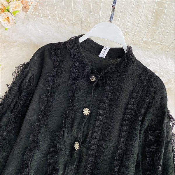 Alkalmi női ing fehér és fekete gombokkal