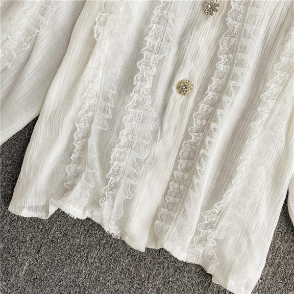 Alkalmi női ing fehér és fekete gombokkal