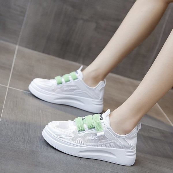 Modern női tornacipő színes nyakkendőkkel