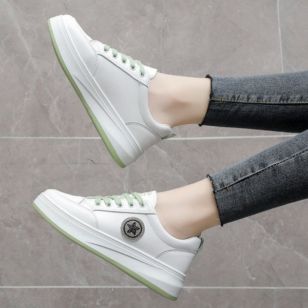 Modernas sieviešu kedas ar aplikācijām un saitēm