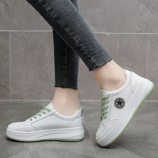 Modernas sieviešu kedas ar aplikācijām un saitēm