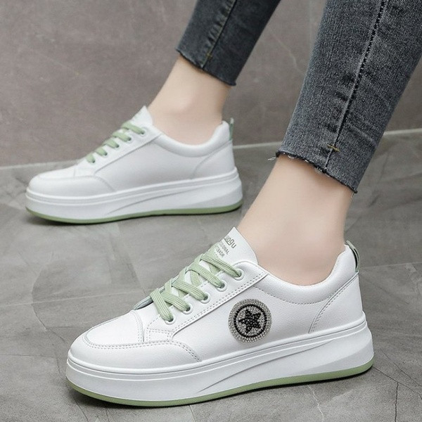 Modernas sieviešu kedas ar aplikācijām un saitēm