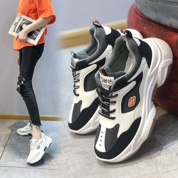 Σύγχρονα γυναικεία αθλητικά παπούτσια με παχιά πέλματα