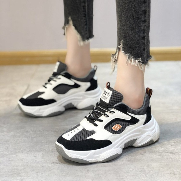 Σύγχρονα γυναικεία αθλητικά παπούτσια με παχιά πέλματα