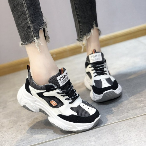 Σύγχρονα γυναικεία αθλητικά παπούτσια με παχιά πέλματα