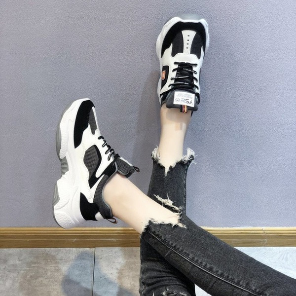 Σύγχρονα γυναικεία αθλητικά παπούτσια με παχιά πέλματα