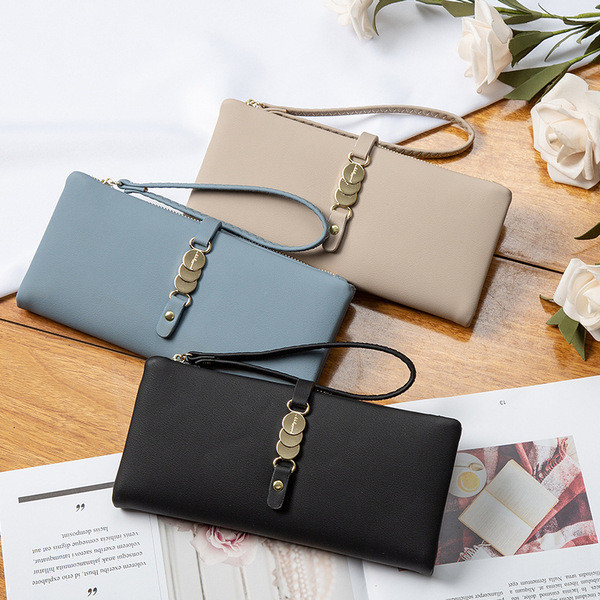 Sieviešu ādas maks ar metāla elementu