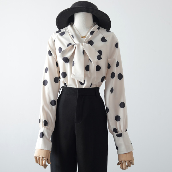 Jauna modeļa sieviešu krekls ar punktētu lentīti