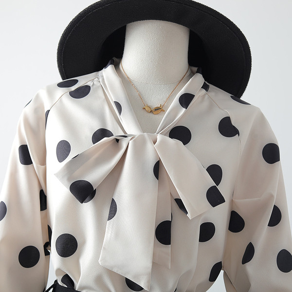 Jauna modeļa sieviešu krekls ar punktētu lentīti