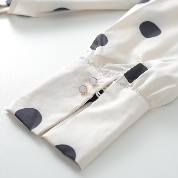 Jauna modeļa sieviešu krekls ar punktētu lentīti