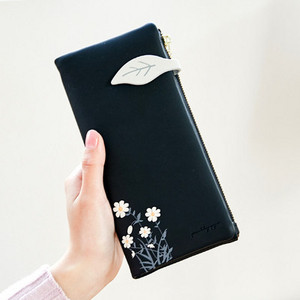 Sieviešu ādas maks ar rāvējslēdzēju un ziediem