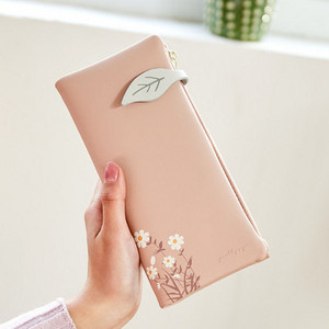 Sieviešu ādas maks ar rāvējslēdzēju un ziediem