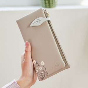 Sieviešu ādas maks ar rāvējslēdzēju un ziediem