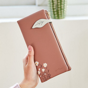 Sieviešu ādas maks ar rāvējslēdzēju un ziediem