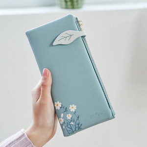 Sieviešu ādas maks ar rāvējslēdzēju un ziediem