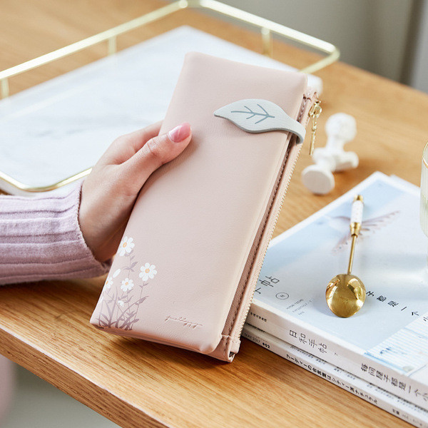 Sieviešu ādas maks ar rāvējslēdzēju un ziediem